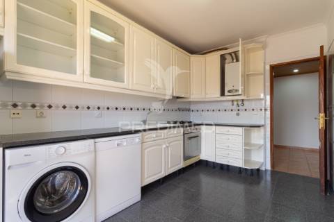 Apartamento t3 duplex para arrendamento na charneca da caparica