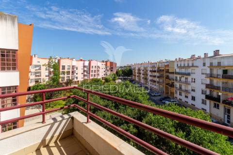 Apartamento t3 duplex para arrendamento na charneca da caparica