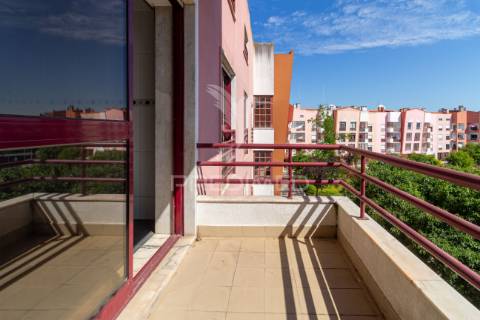 Apartamento t3 duplex para arrendamento na charneca da caparica