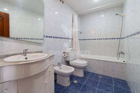 Apartamento t3 duplex para arrendamento na charneca da caparica