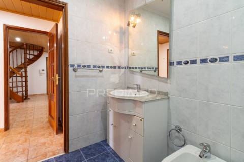 Apartamento t3 duplex para arrendamento na charneca da caparica