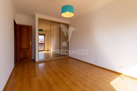 Apartamento t3 duplex para arrendamento na charneca da caparica