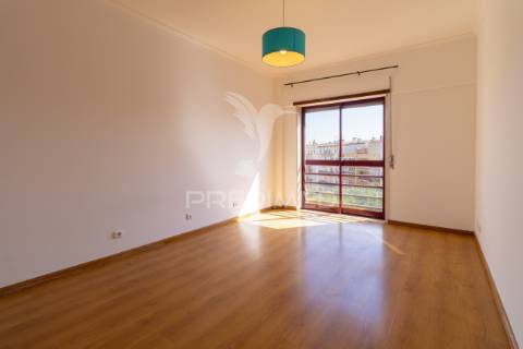 Apartamento t3 duplex para arrendamento na charneca da caparica