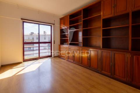 Apartamento t3 duplex para arrendamento na charneca da caparica