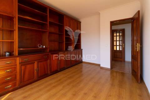 Apartamento t3 duplex para arrendamento na charneca da caparica
