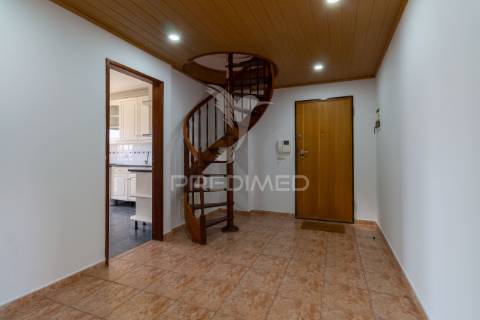 Apartamento t3 duplex para arrendamento na charneca da caparica