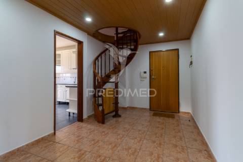 Apartamento t3 duplex para arrendamento na charneca da caparica