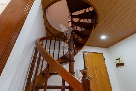 Apartamento t3 duplex para arrendamento na charneca da caparica