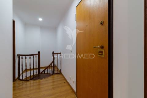 Apartamento t3 duplex para arrendamento na charneca da caparica