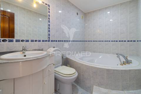 Apartamento t3 duplex para arrendamento na charneca da caparica
