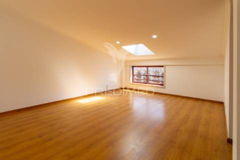 Apartamento t3 duplex para arrendamento na charneca da caparica