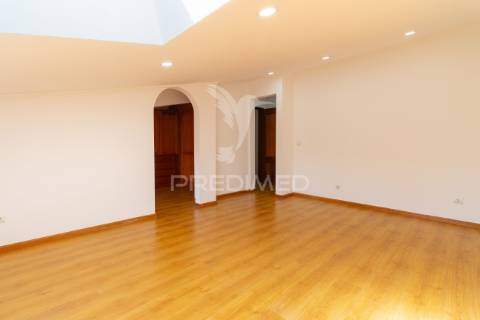 Apartamento t3 duplex para arrendamento na charneca da caparica
