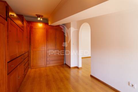 Apartamento t3 duplex para arrendamento na charneca da caparica