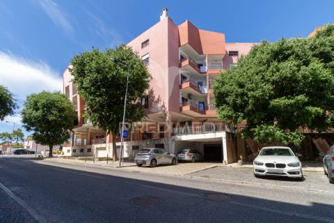 Apartamento t3 duplex para arrendamento na charneca da caparica