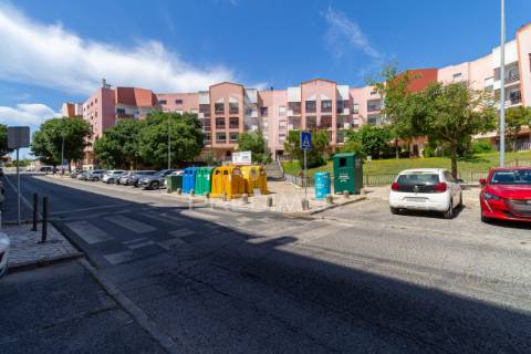 Apartamento t3 duplex para arrendamento na charneca da caparica