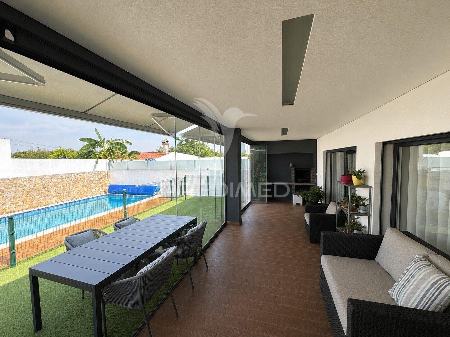 Moradia t4 térrea com piscina de água salgada em fernão ferro