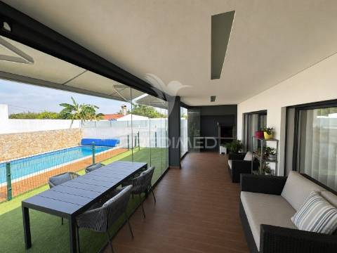 Moradia t4 térrea com piscina de água salgada em fernão ferro