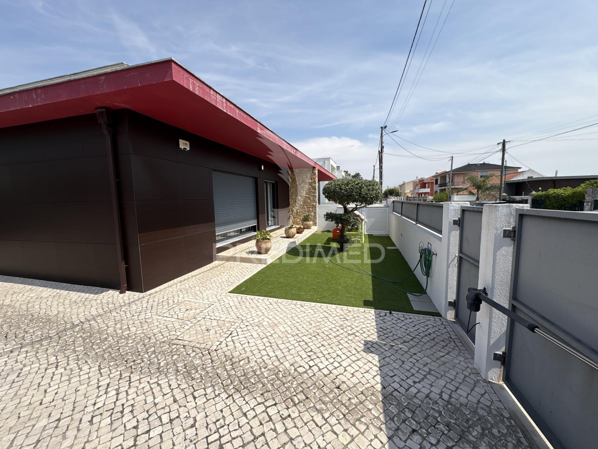 Moradia t4 térrea com piscina de água salgada em fernão ferro