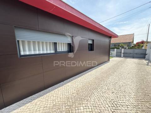 Moradia t4 térrea com piscina de água salgada em fernão ferro