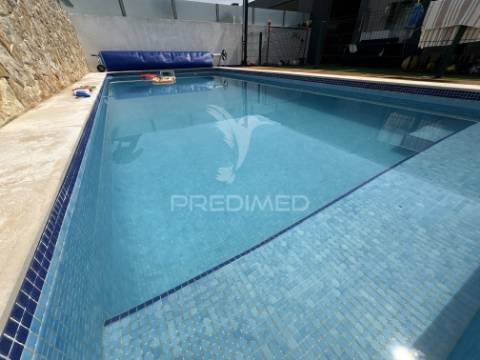 Moradia t4 térrea com piscina de água salgada em fernão ferro