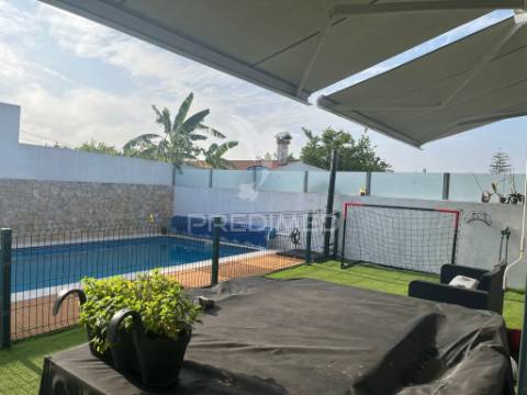 Moradia t4 térrea com piscina de água salgada em fernão ferro