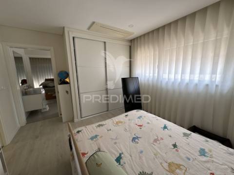 Moradia t4 térrea com piscina de água salgada em fernão ferro