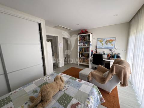 Moradia t4 térrea com piscina de água salgada em fernão ferro