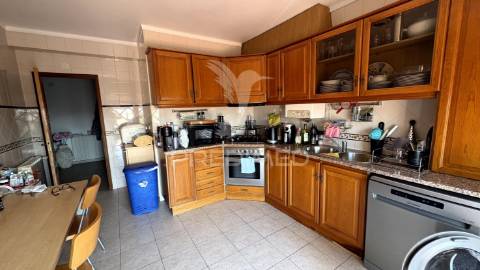 Apartamento t4 com garagem para 2 carros, arrecadação e 3 varandas a 5 minutos da estação