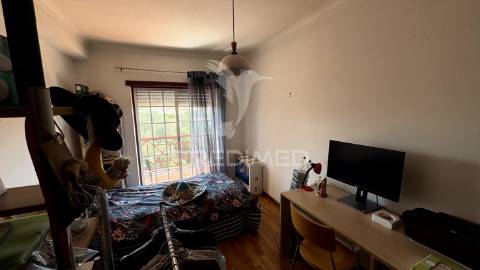 Apartamento t4 com garagem para 2 carros, arrecadação e 3 varandas a 5 minutos da estação