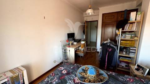 Apartamento t4 com garagem para 2 carros, arrecadação e 3 varandas a 5 minutos da estação