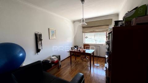 Apartamento t4 com garagem para 2 carros, arrecadação e 3 varandas a 5 minutos da estação