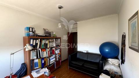 Apartamento t4 com garagem para 2 carros, arrecadação e 3 varandas a 5 minutos da estação