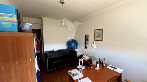 Apartamento t4 com garagem para 2 carros, arrecadação e 3 varandas a 5 minutos da estação