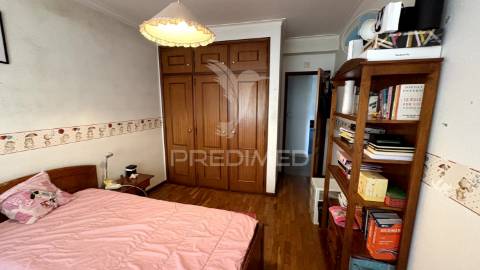 Apartamento t4 com garagem para 2 carros, arrecadação e 3 varandas a 5 minutos da estação