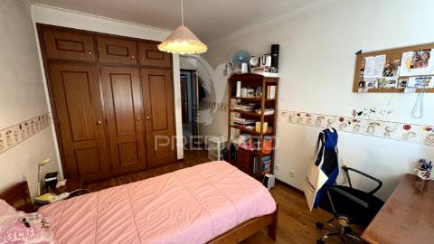 Apartamento t4 com garagem para 2 carros, arrecadação e 3 varandas a 5 minutos da estação