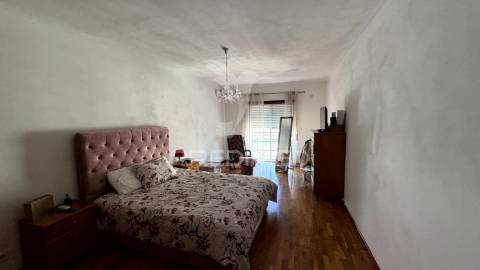 Apartamento t4 com garagem para 2 carros, arrecadação e 3 varandas a 5 minutos da estação