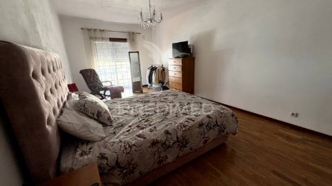 Apartamento t4 com garagem para 2 carros, arrecadação e 3 varandas a 5 minutos da estação