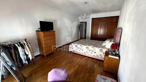 Apartamento t4 com garagem para 2 carros, arrecadação e 3 varandas a 5 minutos da estação