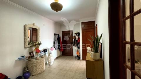 Apartamento t4 com garagem para 2 carros, arrecadação e 3 varandas a 5 minutos da estação