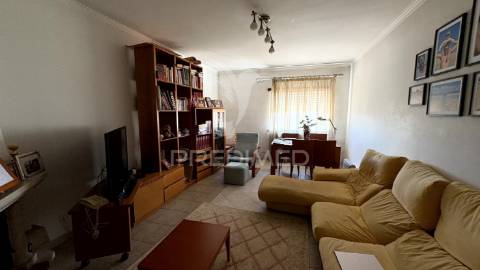 Apartamento t4 com garagem para 2 carros, arrecadação e 3 varandas a 5 minutos da estação