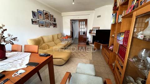 Apartamento t4 com garagem para 2 carros, arrecadação e 3 varandas a 5 minutos da estação