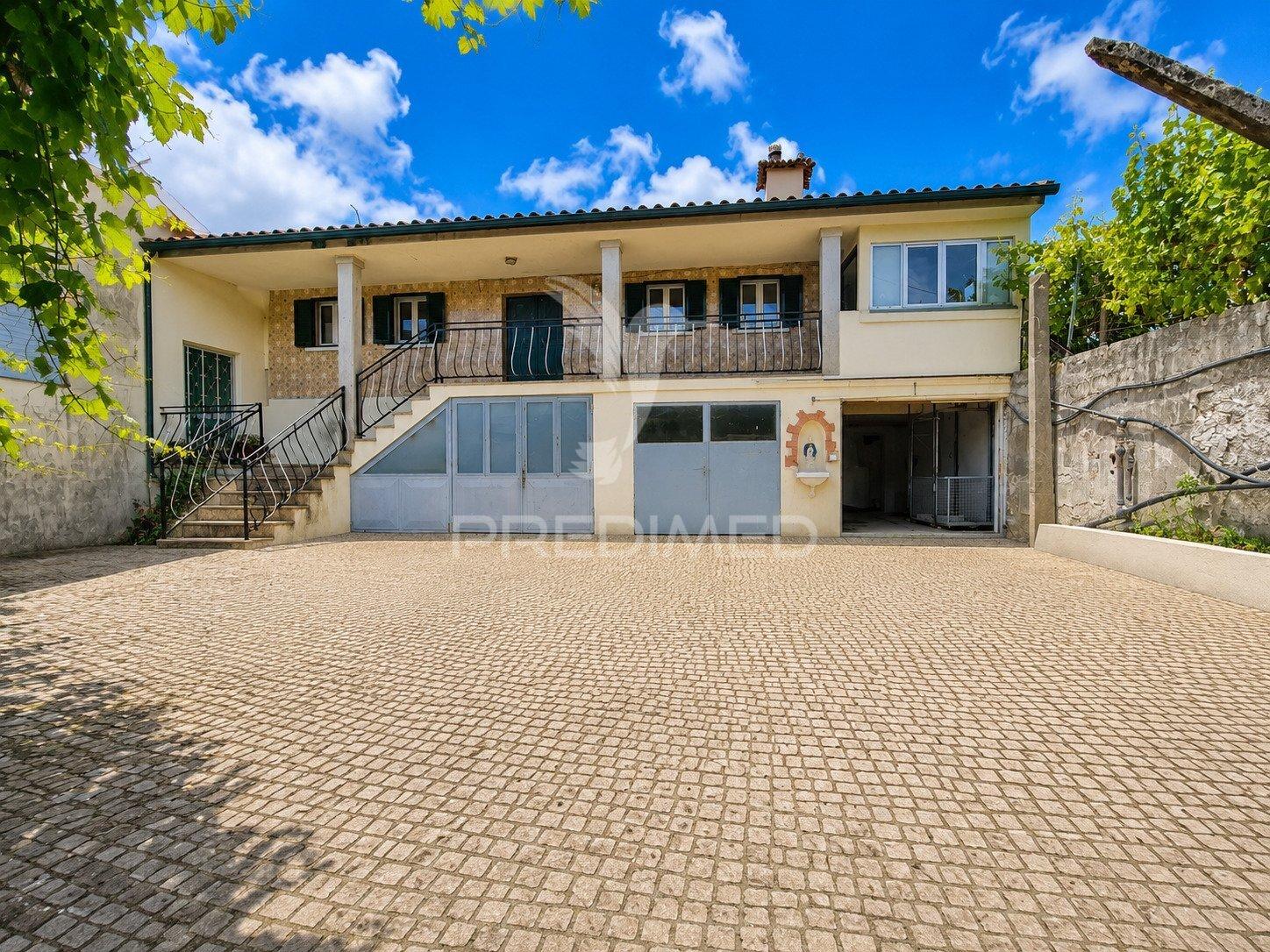 Moradia t5+1 em codeceda, vila verde (braga)