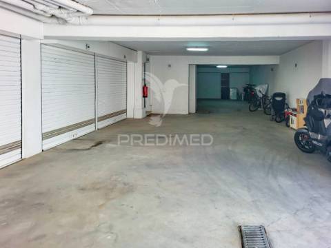 Garagem fechada (box), em évora