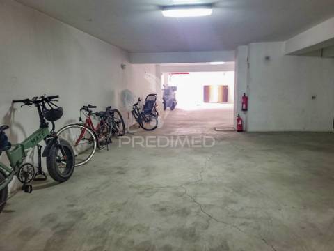 Garagem fechada (box), em évora