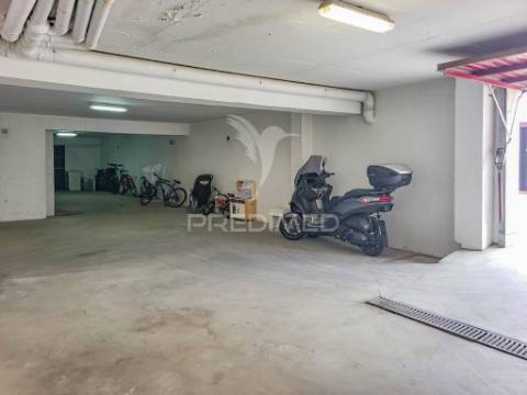 Garagem fechada (box), em évora