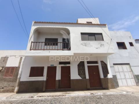 Moradia t7 com 2 apartamentos t0 a 50 metros da praia | santa maria, ilha do sal
