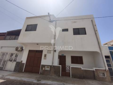 Moradia t7 com 2 apartamentos t0 a 50 metros da praia | santa maria, ilha do sal