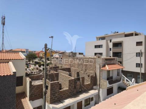 Moradia t7 com 2 apartamentos t0 a 50 metros da praia | santa maria, ilha do sal