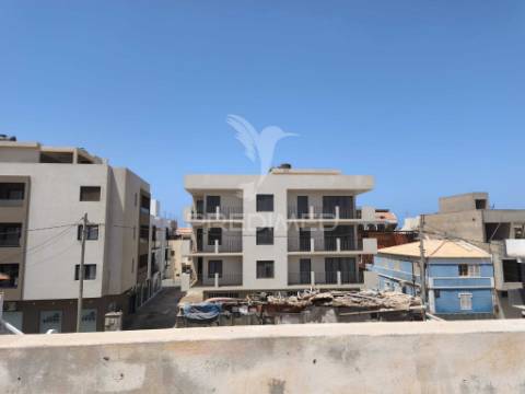 Moradia t7 com 2 apartamentos t0 a 50 metros da praia | santa maria, ilha do sal