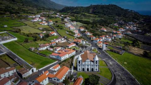Terreno para venda no centro de são mateus — ilha do pico